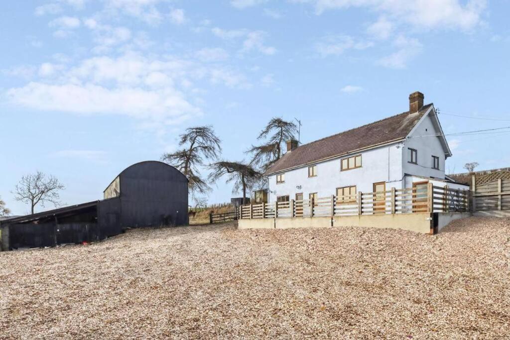 Upper Caerfaelog Farmhouse Llanbister 외부 사진