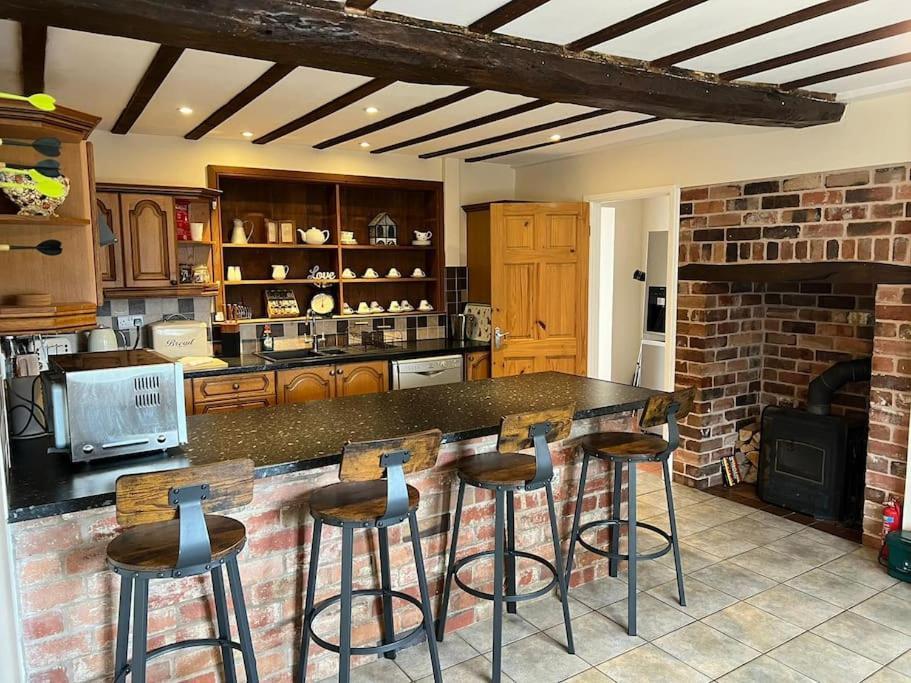 Upper Caerfaelog Farmhouse Llanbister 외부 사진