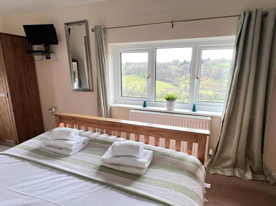 Upper Caerfaelog Farmhouse Llanbister 외부 사진
